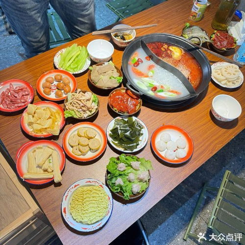 芳姐地攤火鍋 市井煙火里的正宗重慶味，如何用一口鍋俘獲食客心？